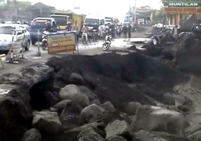 Jalan Magelang-Yogya Tergerus Lahar