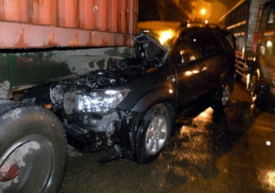 Tabrak Truk Kontainer, Fortuner Ringsek