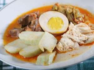 Lontong Opor atau Lodeh Mak Nyuss?