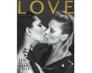 Kate Moss Pose Ciuman dengan Model Transeksual