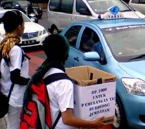 Pelawak Doyok-Tarzan Turut Nyebar Kotak Rp 1.000 untuk TKI