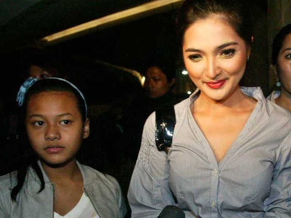 Ashanty Jalan Bareng Anak Anang