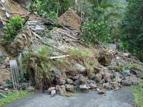 Tebing 30 Meter Longsor, Ribuan Warga Empat Dusun Terisolir 