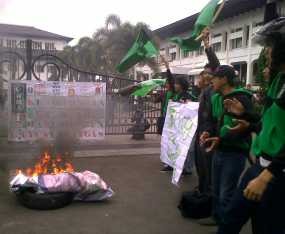 Demo SBY dan Gayus, HMI Unpas Bakar Baliho Gubernur