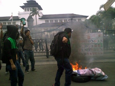 Kecewa SBY, HMI Geruduk Gedung Sate