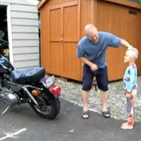 Dokter Gigi Tengil Cabut Gigi Anak dengan Motor Harley