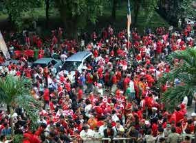 Ingin Nonton Bola, 2 Bonek Terjatuh dari KA, Satu Kritis