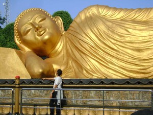 Patung Budha Tidur di Desa Bejijong, Trowulan, Mojokerto
