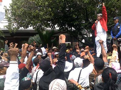 Massa Anti Tol Tengah Demo DPRD Surabaya