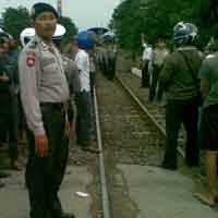 Hadang Bonek, Warga Lamongan Sweeping Penumpang KA Barang