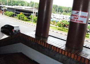 PT Angkasa Pura II Pasang Peringatan Larangan Tidur di Anjungan 