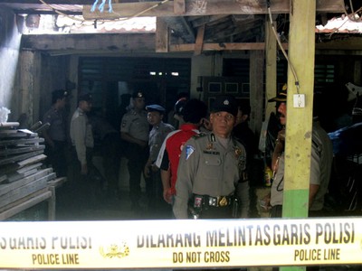 Densus 88 Gerebek Rumah Dianto