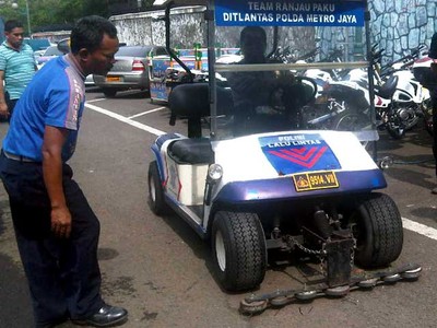 Golf Car Disulap Jadi Mobil Penyapu Ranjau Paku 