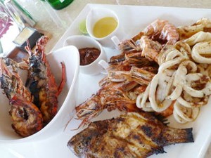 Seafood Platter Lezat di Tepian Pantai yang Romantis