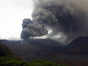 Abu Bromo Mengguyur Lumajang Karena Tiupan Angin