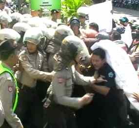 Demo Tuntut Pengesahan APBD Situbondo Ricuh