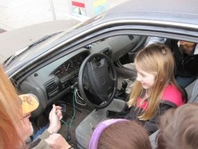 Wah, Anak-anak Diajari Cara Mencuri Mobil!