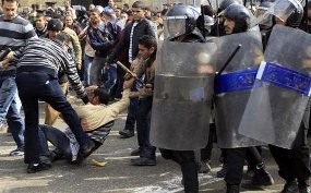 Mubarak Sebar Kendaraan Militer di Kota Besar di Mesir