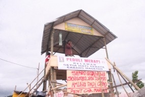 Relawan Jatim Bangun Menara Bambu Pemantau Banjir Lahar Dingin