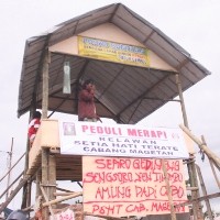 Relawan Jatim Bangun Menara Bambu Pemantau Banjir Lahar Dingin