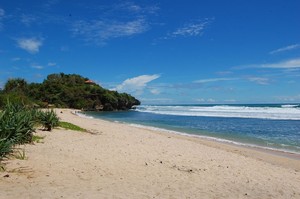 Bening dan Biru di Pantai Sundak