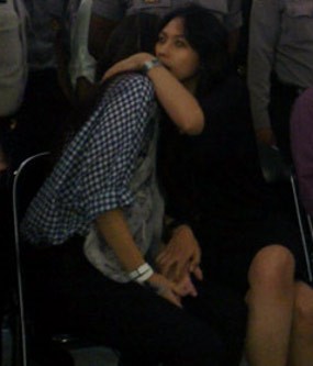 Air Mata Luna Maya Jatuh Lagi Saat Vonis Ariel Dibacakan