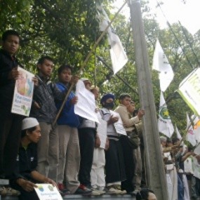 Pedemo Panjat Tembok Kecam Pemakai Kaus Free For Ariel