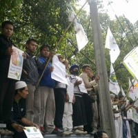 Pedemo Panjat Tembok Kecam Pemakai Kaus Free For Ariel