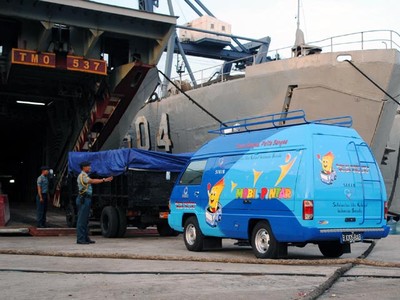 KRI Teluk Manado Angkut Kendaraan Operasional Kemhan