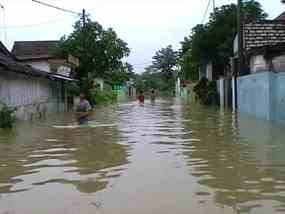 Gresik Masih Dilanda Banjir Setinggi Lutut Orang Dewasa