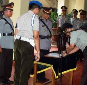 Kepergok Berduaan, Kapolsek Tempursari Akhirnya Dicopot