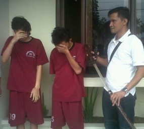 Selipkan Samurai, Dua Slankers Digiring Polisi