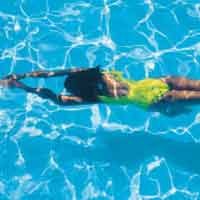 Berenang di Air Dingin Bisa Turunkan Berat Badan