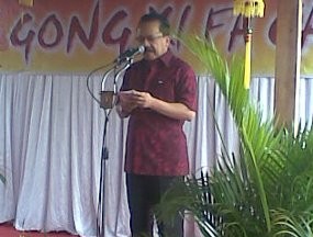 Foke Beri Angpau Cepekceng untuk Warga Tionghoa di Kamal