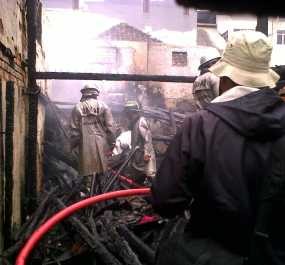 Rumah Pedagang Bubur di Jamika Dilalap Si Jago Merah