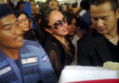Suasana Rumah Duka Adjie Massaid