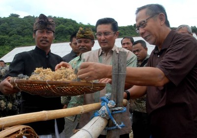 Fadel Muhammad Tinjau Budidaya Rumput Laut