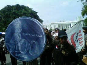 Ramai-ramai Lempar Koin Rp 100 untuk SBY ke Istana
