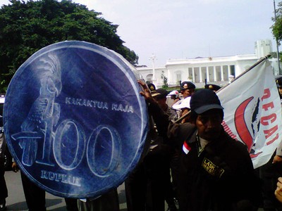 Aksi Lempar Koin di Istana
