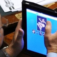 Politisi Kepergok Akses Porno di iPad Saat Sidang