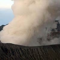 Gunung Bromo Lontarkan Bom Vulkanik Sejauh 1.400 Meter