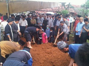 Pemakaman 2 Jenazah Ahmadiyah Dijaga Ketat Polisi