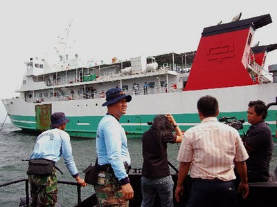 TNI AL Evakuasi Penumpang KM Selvia