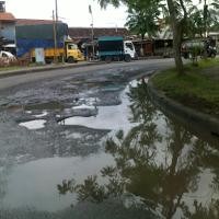 Musim Hujan, Jalan di Bundaran Margomulyo Langganan Rusak