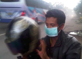 Warga Lumajang Korban Abu Bromo dapat Bantuan Sembako & Masker