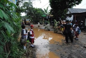Jalan Rusak Bagai Empang di Tangerang, Warga Tanam Lele & Pisang