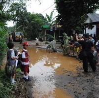 Jalan Rusak Bagai Empang di Tangerang, Warga Tanam Lele & Pisang