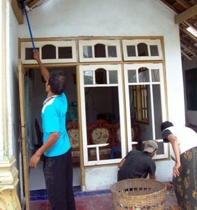 Rumah Petani Dilempar Bom Ikan