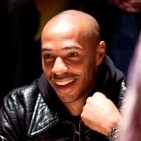 Henry Divideokan Sedang Mengintip Seorang Perempuan