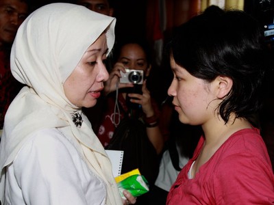 Alanda Hadiri Sidang Ibunya